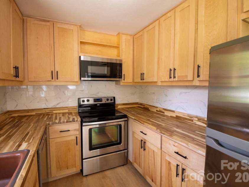 317 Brickyard Road, Asheville, NC 28806.  MLS# CAR4414961, YatesRealty ID 49047. Custom Cabinetry