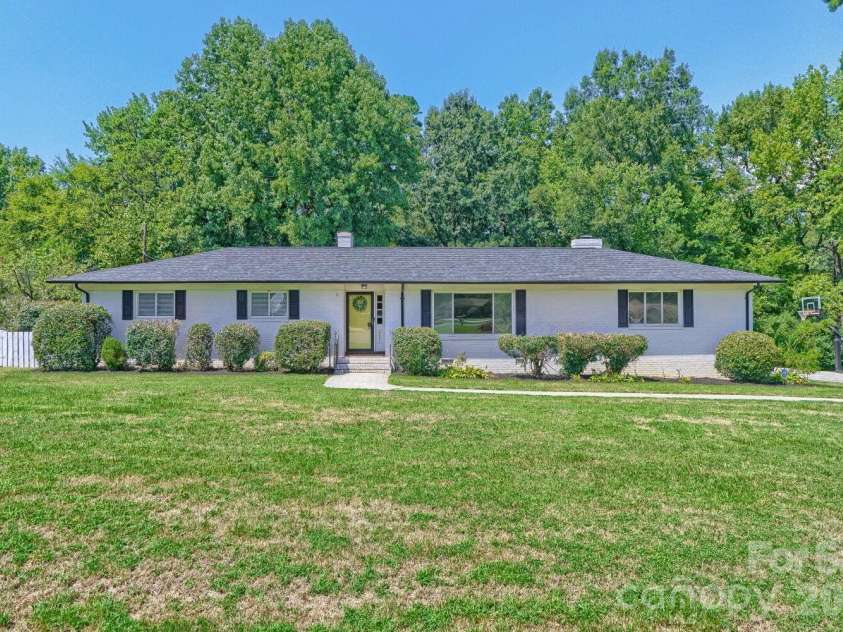 6607 Indian Lane, Charlotte, NC 28213.  MLS# CAR4421590, YatesRealty ID 49054. 