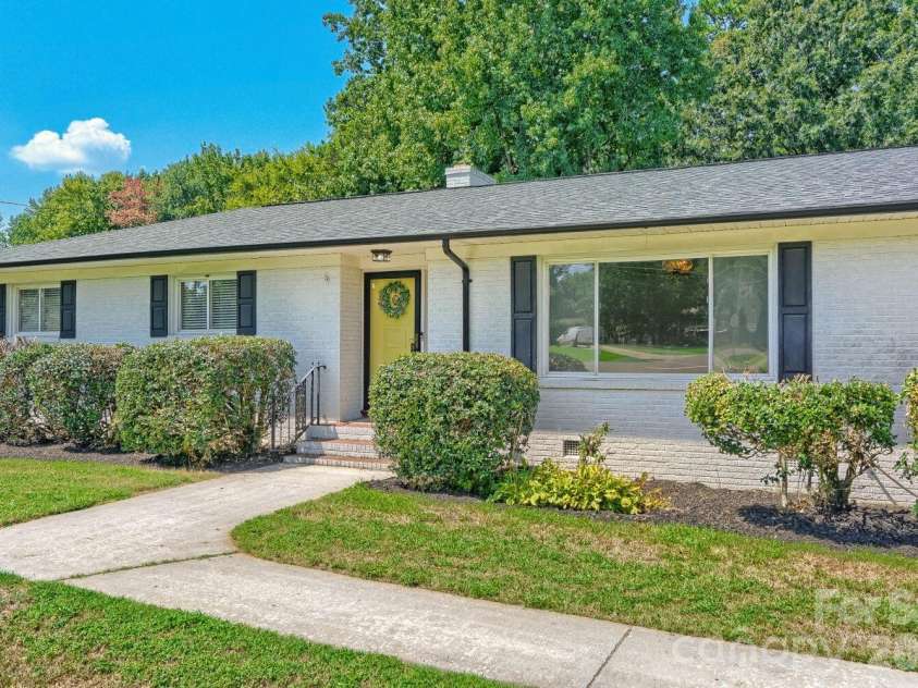 6607 Indian Lane, Charlotte, NC 28213.  MLS# CAR4421590, YatesRealty ID 49054. 