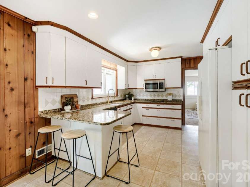 6607 Indian Lane, Charlotte, NC 28213.  MLS# CAR4421590, YatesRealty ID 49054. 