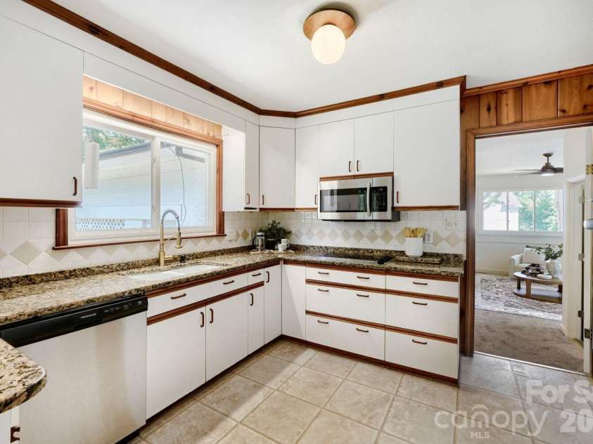 6607 Indian Lane, Charlotte, NC 28213.  MLS# CAR4421590, YatesRealty ID 49054. 