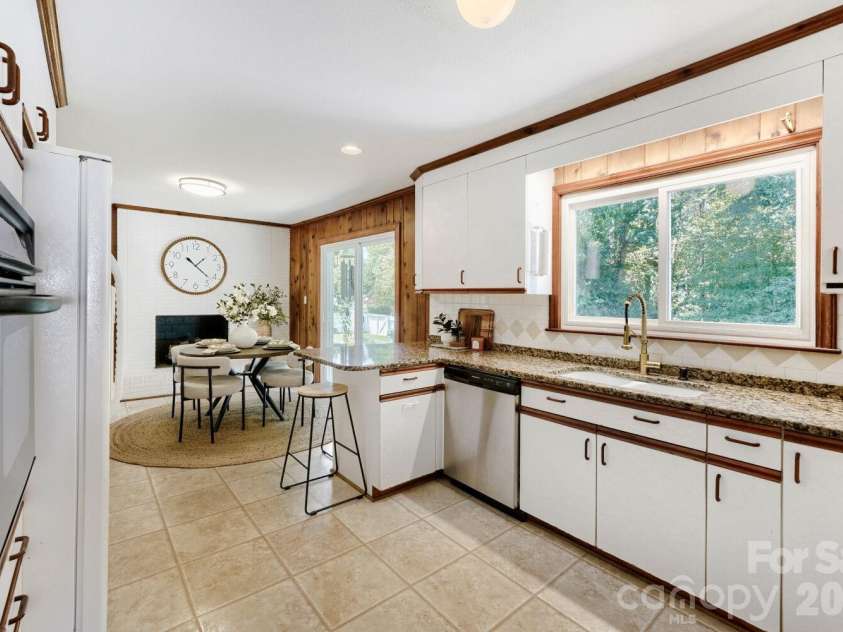 6607 Indian Lane, Charlotte, NC 28213.  MLS# CAR4421590, YatesRealty ID 49054. 