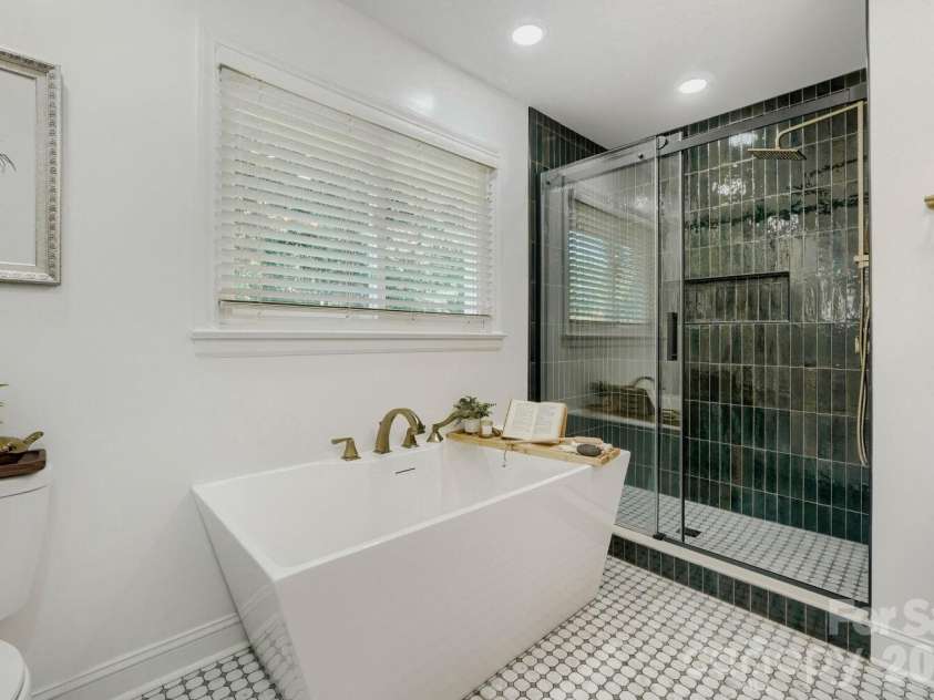 6607 Indian Lane, Charlotte, NC 28213.  MLS# CAR4421590, YatesRealty ID 49054. 