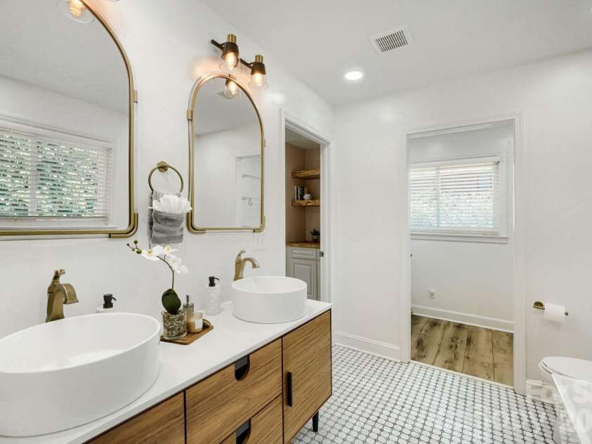 6607 Indian Lane, Charlotte, NC 28213.  MLS# CAR4421590, YatesRealty ID 49054. 
