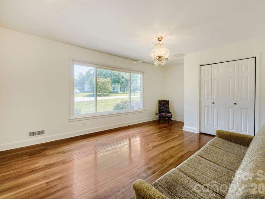 6607 Indian Lane, Charlotte, NC 28213.  MLS# CAR4421590, YatesRealty ID 49054. 