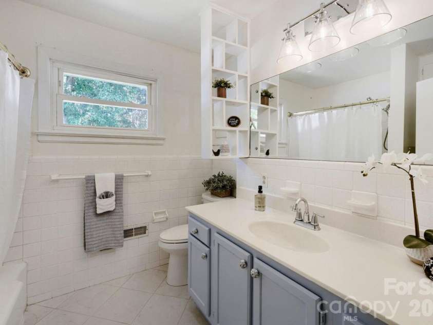 6607 Indian Lane, Charlotte, NC 28213.  MLS# CAR4421590, YatesRealty ID 49054. 