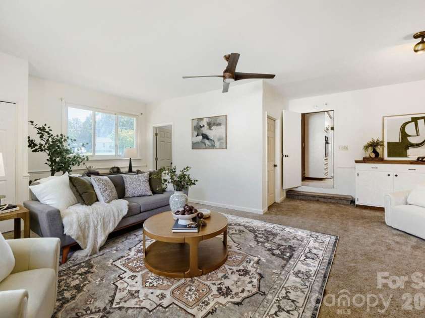 6607 Indian Lane, Charlotte, NC 28213.  MLS# CAR4421590, YatesRealty ID 49054. 