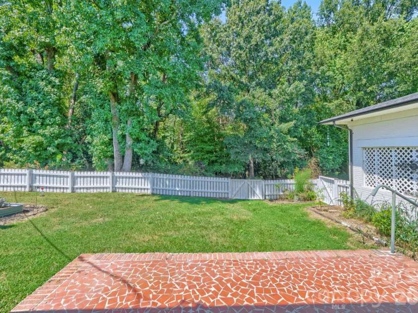 6607 Indian Lane, Charlotte, NC 28213.  MLS# CAR4421590, YatesRealty ID 49054. 