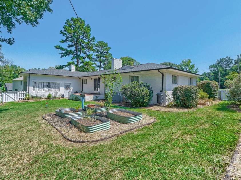 6607 Indian Lane, Charlotte, NC 28213.  MLS# CAR4421590, YatesRealty ID 49054. 