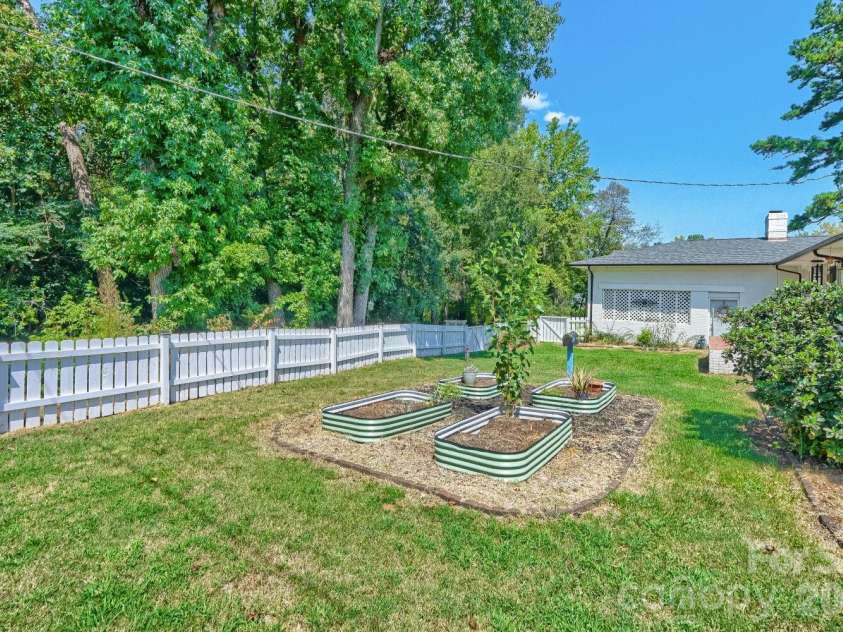6607 Indian Lane, Charlotte, NC 28213.  MLS# CAR4421590, YatesRealty ID 49054. 