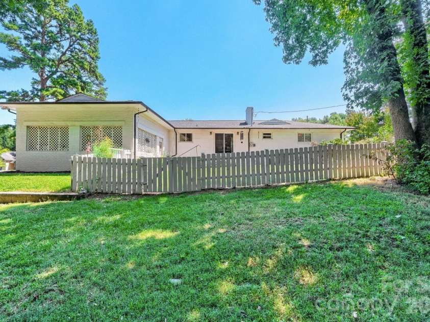 6607 Indian Lane, Charlotte, NC 28213.  MLS# CAR4421590, YatesRealty ID 49054. 