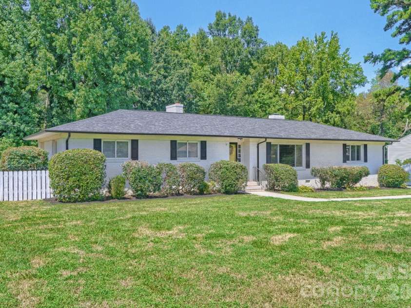 6607 Indian Lane, Charlotte, NC 28213.  MLS# CAR4421590, YatesRealty ID 49054. 