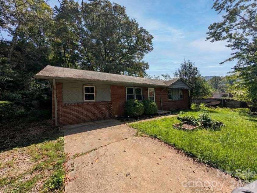202 Melody Circle, Swannanoa, NC 28778.  MLS# CAR4421934, YatesRealty ID 49061. 