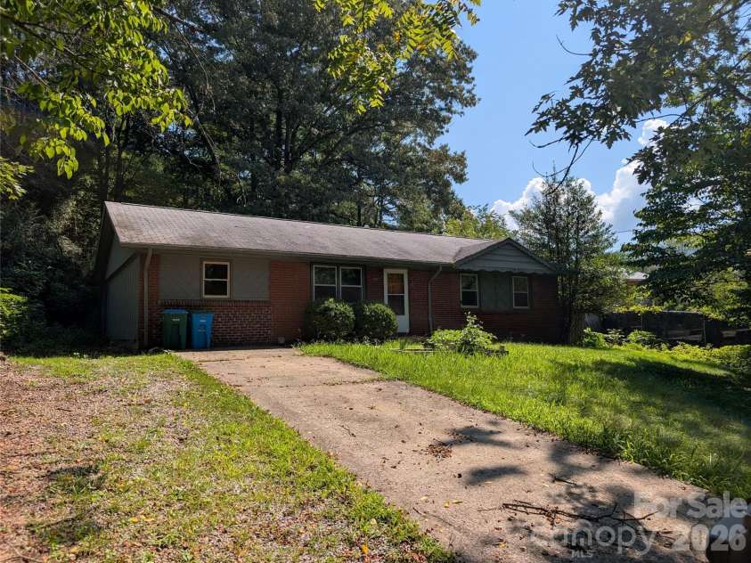 202 Melody Circle, Swannanoa, NC 28778.  MLS# CAR4421934, YatesRealty ID 49061. 