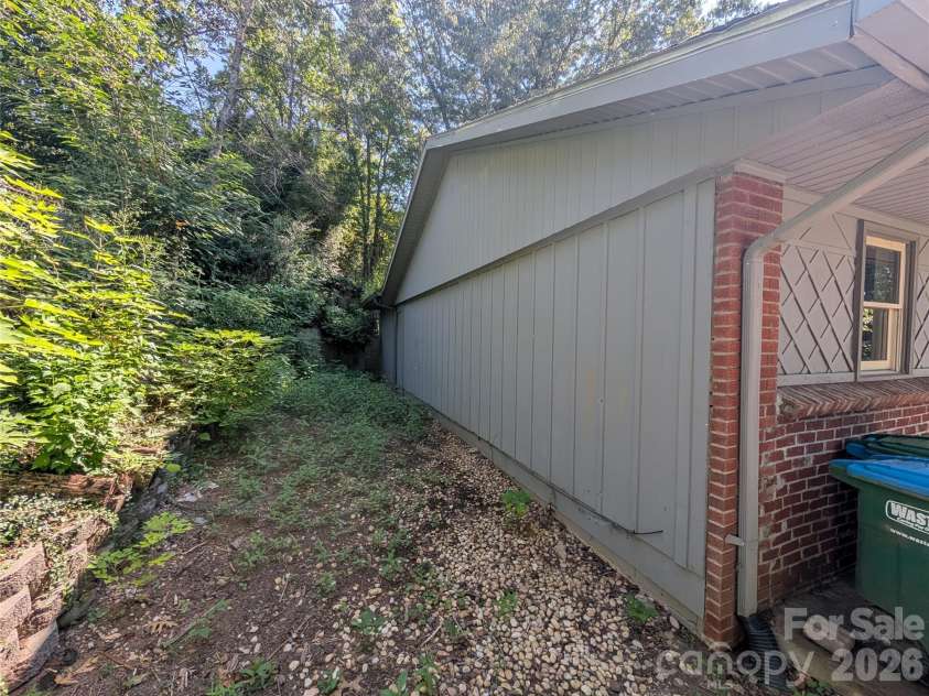 202 Melody Circle, Swannanoa, NC 28778.  MLS# CAR4421934, YatesRealty ID 49061. 