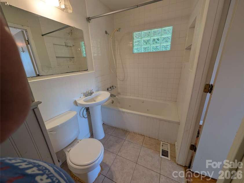 202 Melody Circle, Swannanoa, NC 28778.  MLS# CAR4421934, YatesRealty ID 49061. Primary Bed bathroom