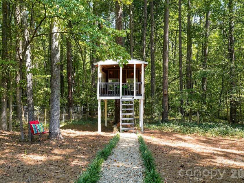405 Pine Road, Davidson, NC 28036.  MLS# CAR4421994, YatesRealty ID 49063. 
