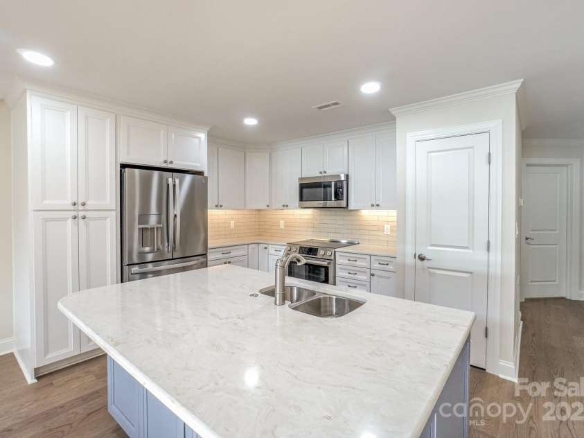 633 Portside Drive, Davidson, NC 28036.  MLS# CAR4275379, YatesRealty ID 4907. 