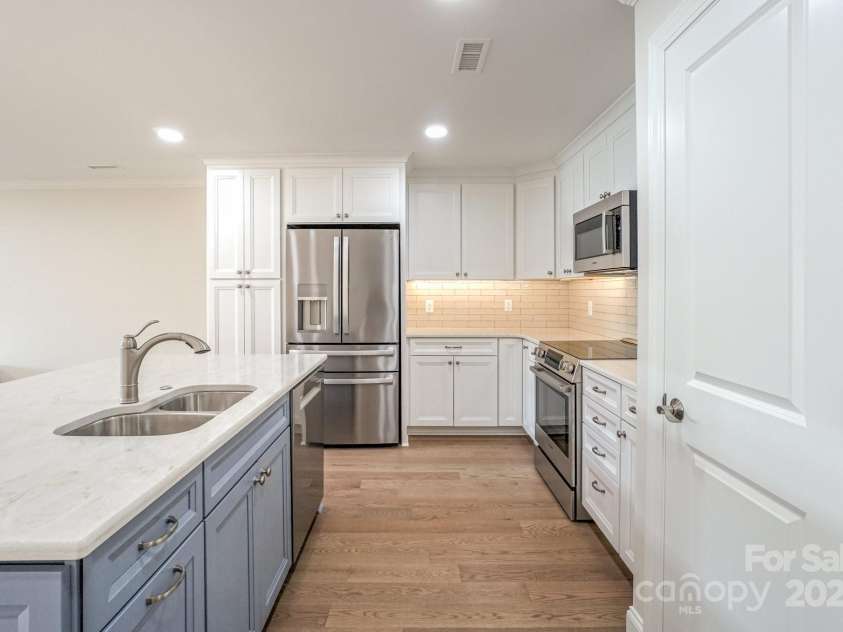 633 Portside Drive, Davidson, NC 28036.  MLS# CAR4275379, YatesRealty ID 4907. 