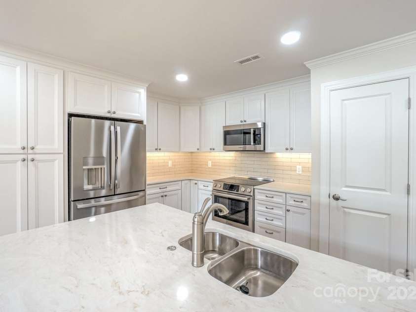633 Portside Drive, Davidson, NC 28036.  MLS# CAR4275379, YatesRealty ID 4907. 