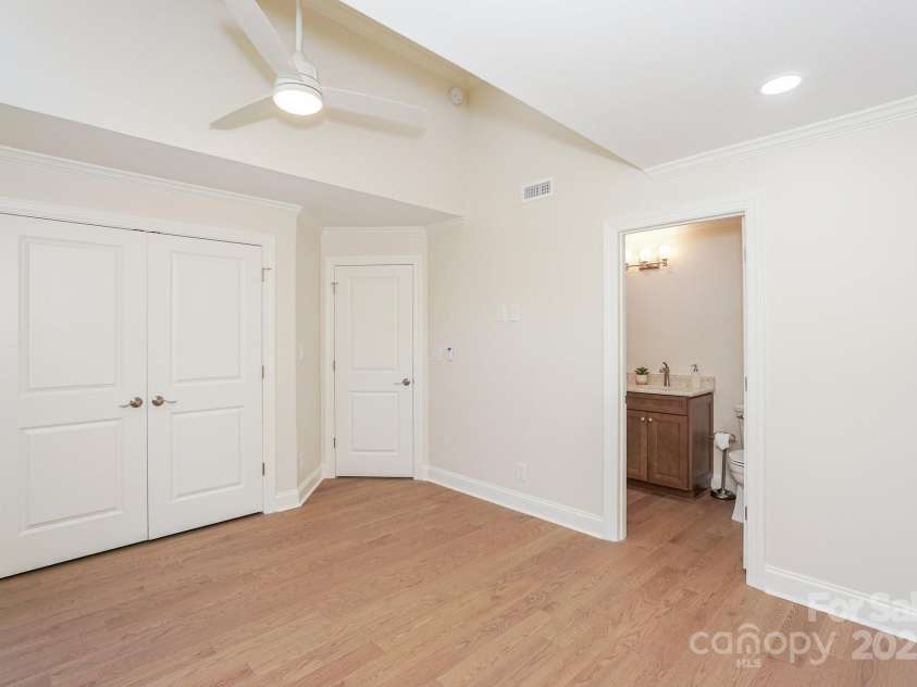 633 Portside Drive, Davidson, NC 28036.  MLS# CAR4275379, YatesRealty ID 4907. 