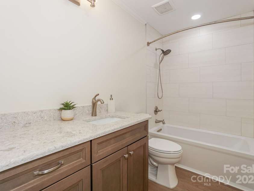 633 Portside Drive, Davidson, NC 28036.  MLS# CAR4275379, YatesRealty ID 4907. 