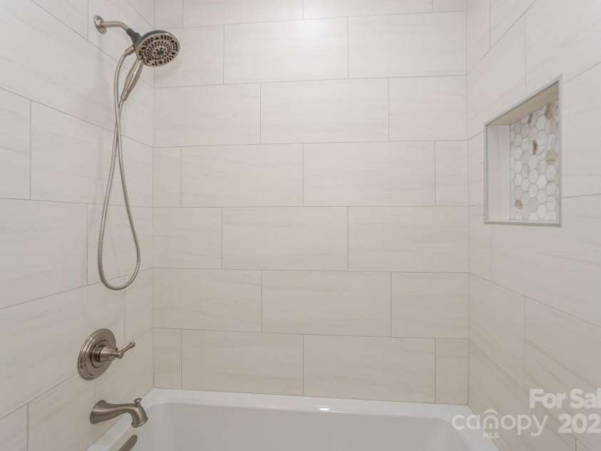 633 Portside Drive, Davidson, NC 28036.  MLS# CAR4275379, YatesRealty ID 4907. 