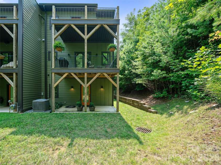 35 Macallan Lane, Asheville, NC 28805.  MLS# CAR4409633, YatesRealty ID 49073. 