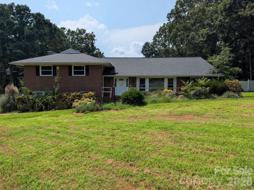220 Augusta Drive, Statesville, NC 28625.  MLS# CAR4422031, YatesRealty ID 49080. 
