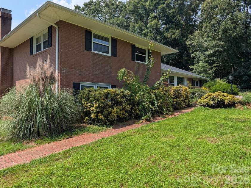 220 Augusta Drive, Statesville, NC 28625.  MLS# CAR4422031, YatesRealty ID 49080. 