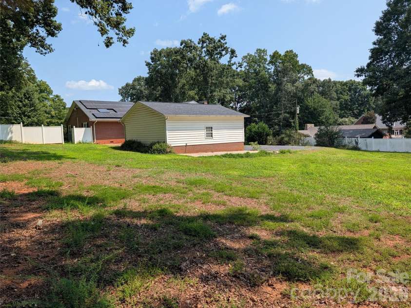 220 Augusta Drive, Statesville, NC 28625.  MLS# CAR4422031, YatesRealty ID 49080. 