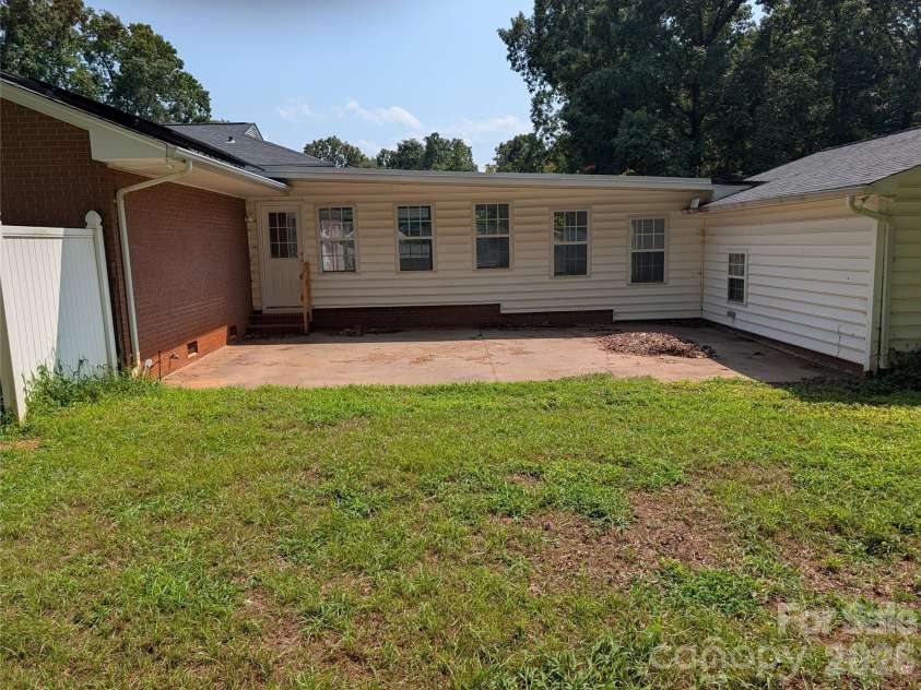 220 Augusta Drive, Statesville, NC 28625.  MLS# CAR4422031, YatesRealty ID 49080. 
