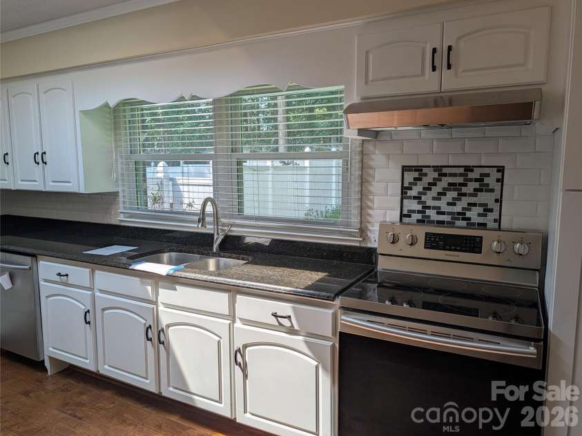 220 Augusta Drive, Statesville, NC 28625.  MLS# CAR4422031, YatesRealty ID 49080. 