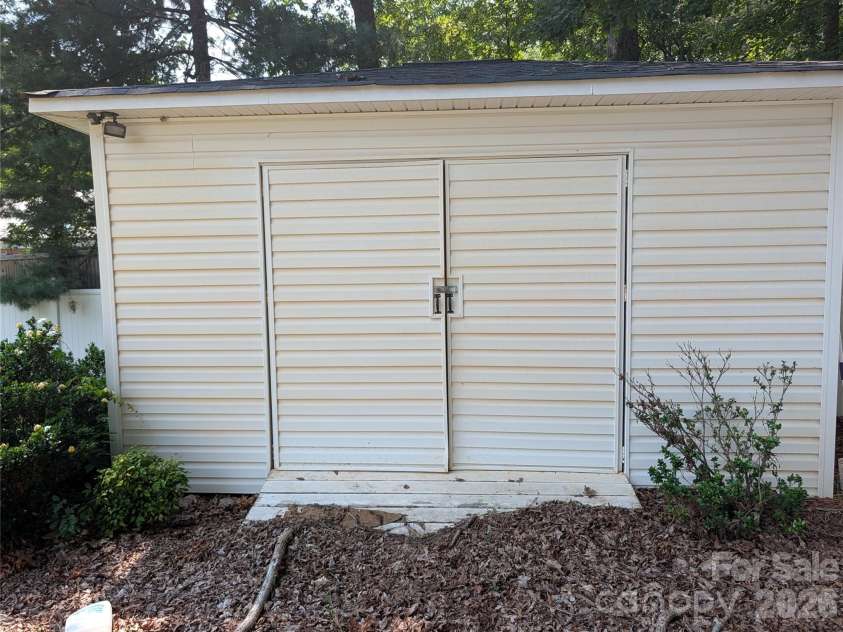 220 Augusta Drive, Statesville, NC 28625.  MLS# CAR4422031, YatesRealty ID 49080. 