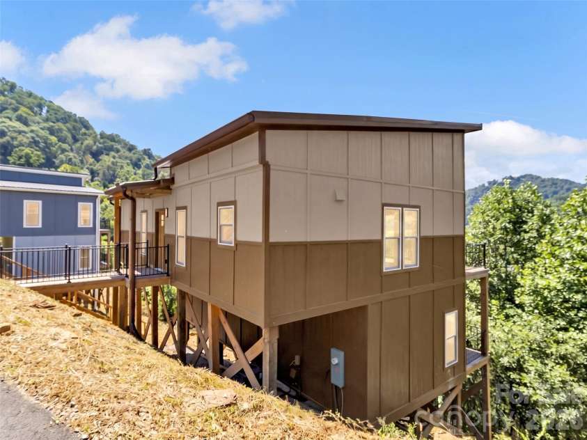 201 Kadire Drive, Waynesville, NC 28785.  MLS# CAR4420299, YatesRealty ID 49084. 