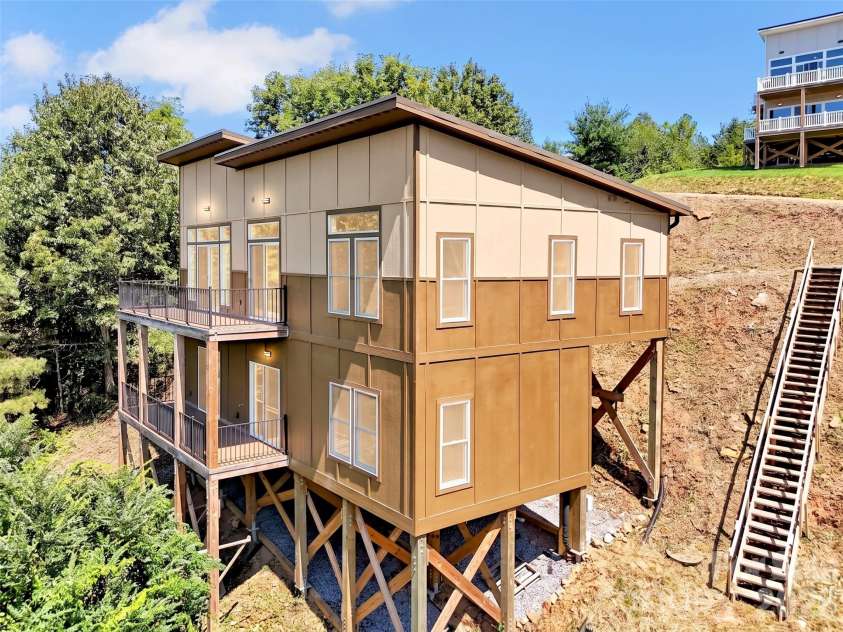 201 Kadire Drive, Waynesville, NC 28785.  MLS# CAR4420299, YatesRealty ID 49084. 