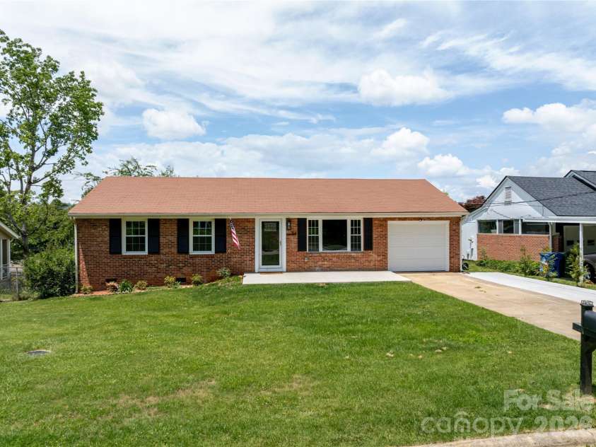 88 Skyview Terrace, Asheville, NC 28806.  MLS# CAR4397034, YatesRealty ID 4909. 
