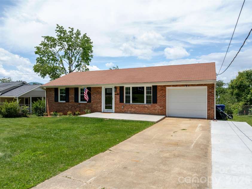 88 Skyview Terrace, Asheville, NC 28806.  MLS# CAR4397034, YatesRealty ID 4909. 