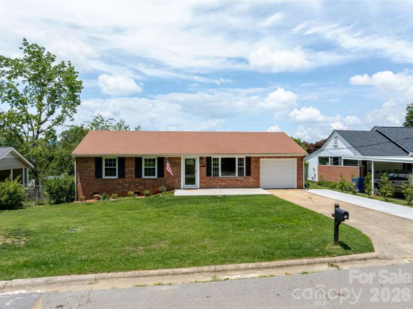 88 Skyview Terrace, Asheville, NC 28806.  MLS# CAR4397034, YatesRealty ID 4909. 