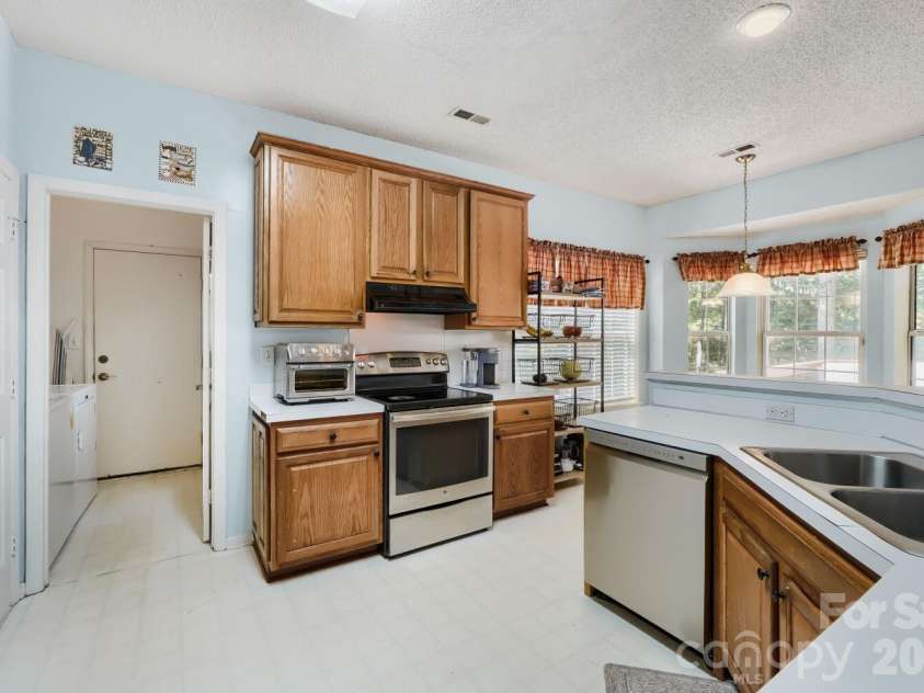 4736 Kirkgard Trail, Charlotte, NC 28269.  MLS# CAR4421731, YatesRealty ID 49090. 