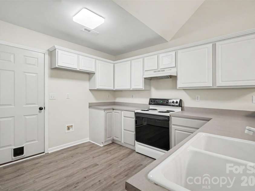 10424 Green Hedge Avenue, Charlotte, NC 28269.  MLS# CAR4421376, YatesRealty ID 49097. Ample amount of Kitchen Cabinets