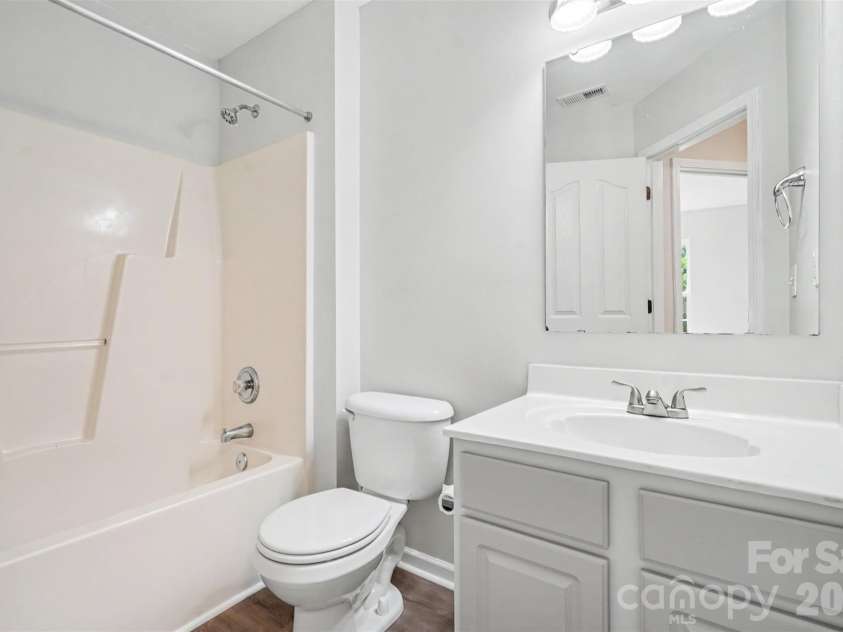 10424 Green Hedge Avenue, Charlotte, NC 28269.  MLS# CAR4421376, YatesRealty ID 49097. Bath #2