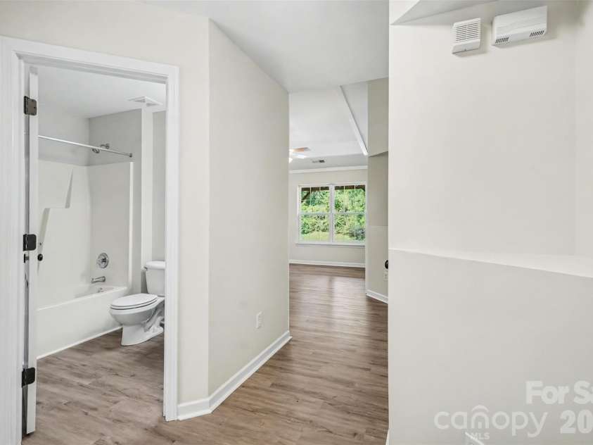10424 Green Hedge Avenue, Charlotte, NC 28269.  MLS# CAR4421376, YatesRealty ID 49097. Bath #2