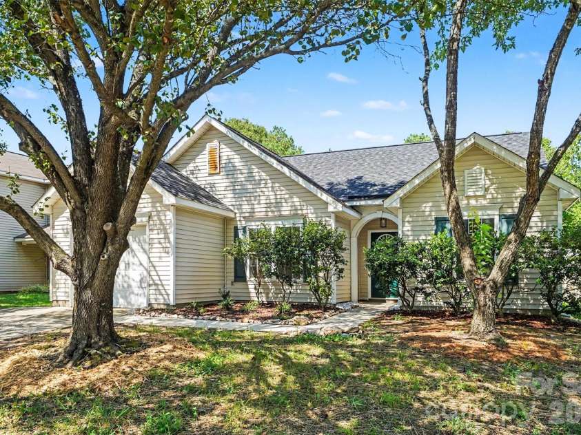 10424 Green Hedge Avenue, Charlotte, NC 28269.  MLS# CAR4421376, YatesRealty ID 49097. Beautifully Updated Ranch in the sought-after Charlotte 28269 Zip Code