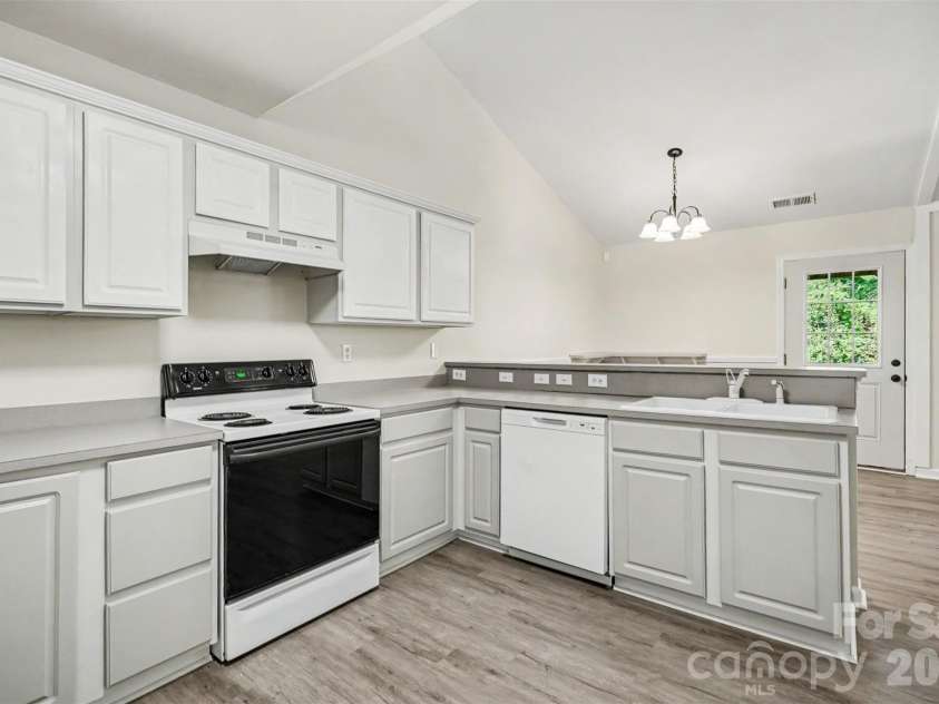 10424 Green Hedge Avenue, Charlotte, NC 28269.  MLS# CAR4421376, YatesRealty ID 49097. Breakfast Bar