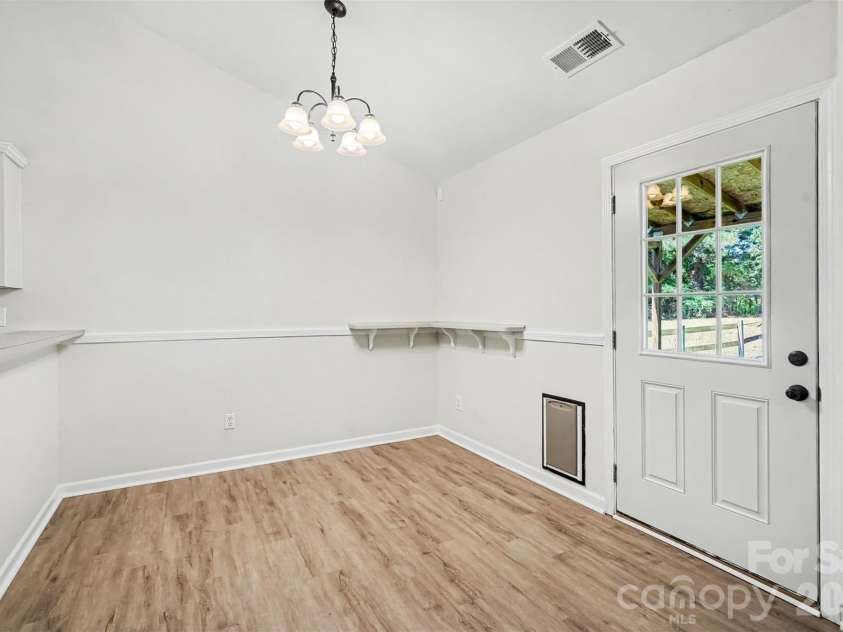 10424 Green Hedge Avenue, Charlotte, NC 28269.  MLS# CAR4421376, YatesRealty ID 49097. Breakfast/Dining Area