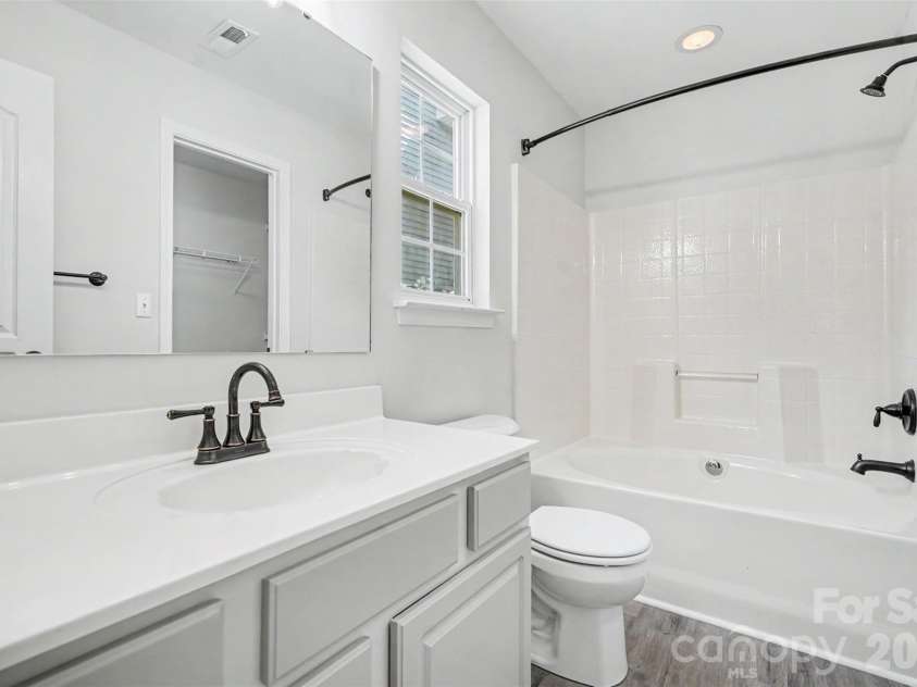 10424 Green Hedge Avenue, Charlotte, NC 28269.  MLS# CAR4421376, YatesRealty ID 49097. Primary Bath