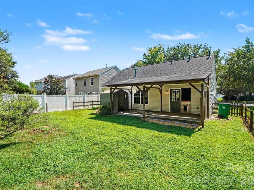 10424 Green Hedge Avenue, Charlotte, NC 28269.  MLS# CAR4421376, YatesRealty ID 49097. Spacious Flat Backyard