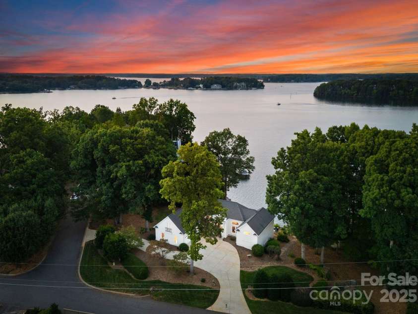 102 Stone Point Court, Mooresville, NC 28117.  MLS# CAR4235914, YatesRealty ID 4910. 