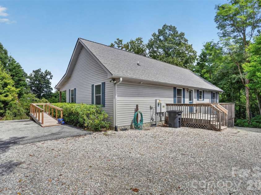 44 Autumn View Drive, Hendersonville, NC 28792.  MLS# CAR4421055, YatesRealty ID 49101. 